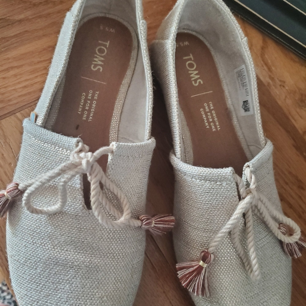 Tom's flats with tie tassels